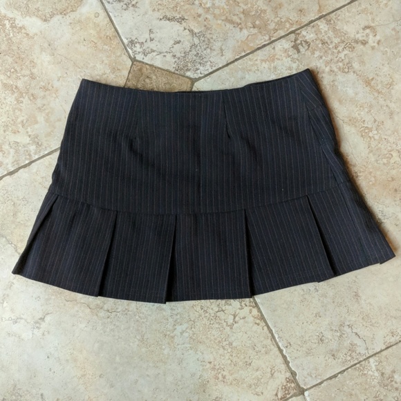 NY Invasion Pinstripe Pleated Mini Skirt - Picture 3 of 3